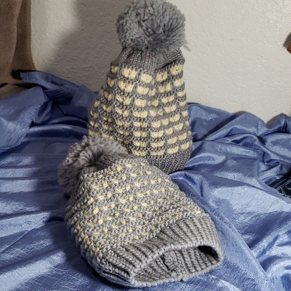 unbranded Accessories - Blue & Creamy yellow Lined pom hat